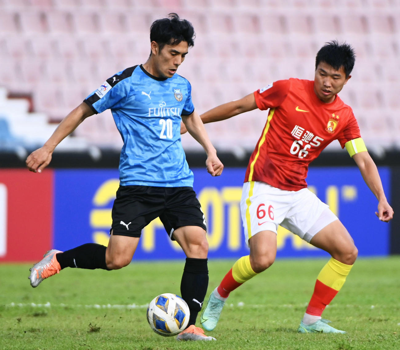 広州FC戦で競り合う川崎・知念（共同）