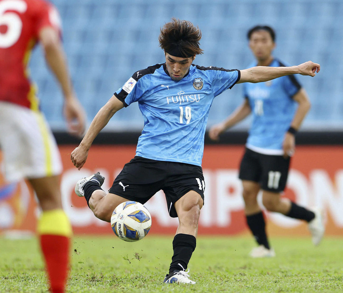 広州FC戦でゴールを狙う川崎F遠野（ゲッティ＝共同）