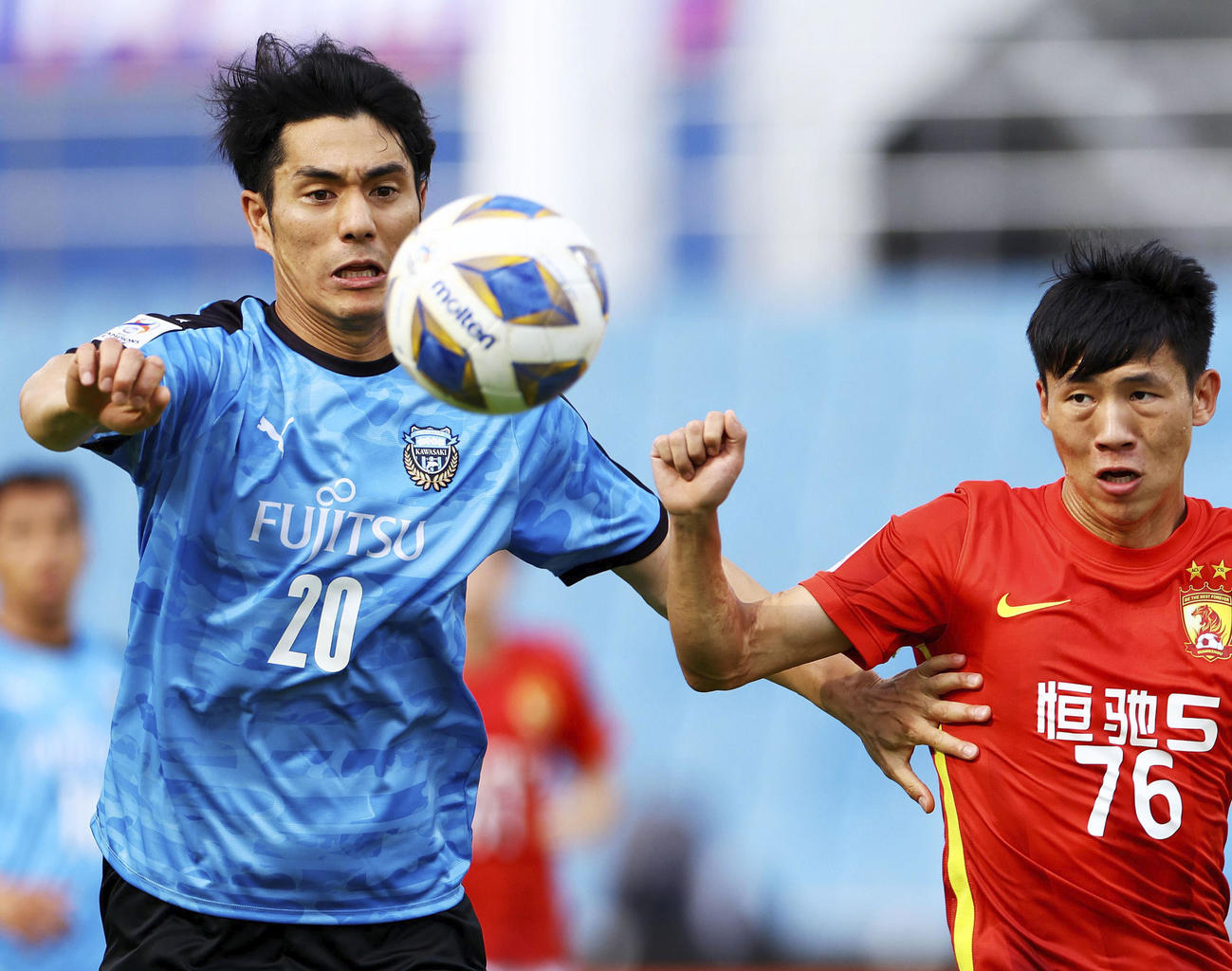 広州FC戦で競り合う川崎・知念（ゲッティ＝共同）