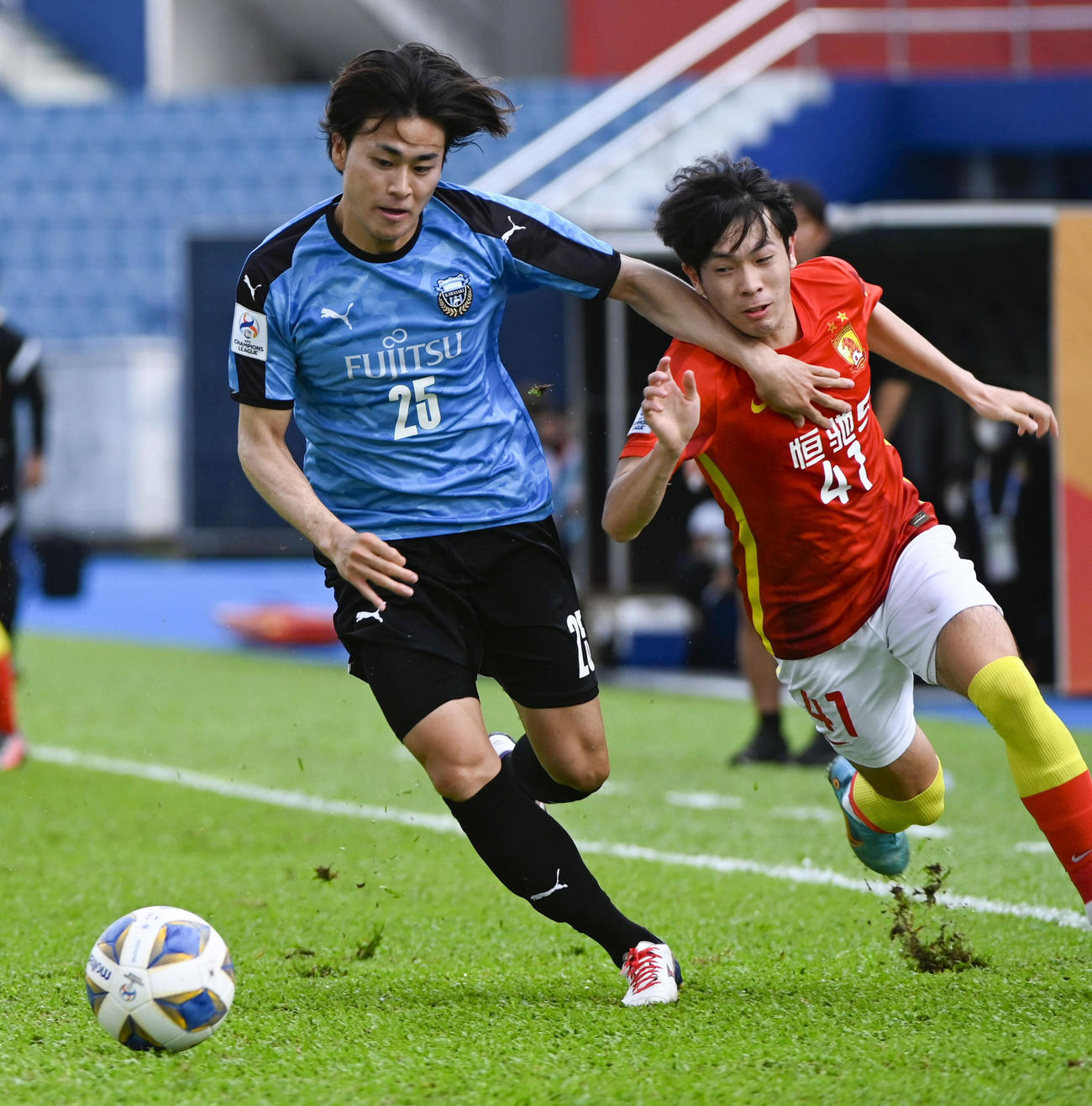 広州FC戦で競り合う川崎・松井（共同）