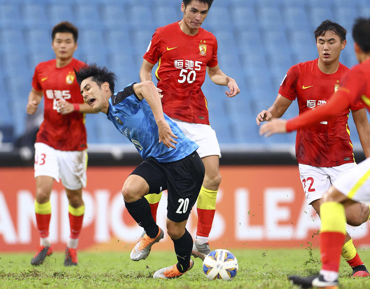 広州FC戦で激しく競り合う川崎F知念（中央）（ゲッティ＝共同）