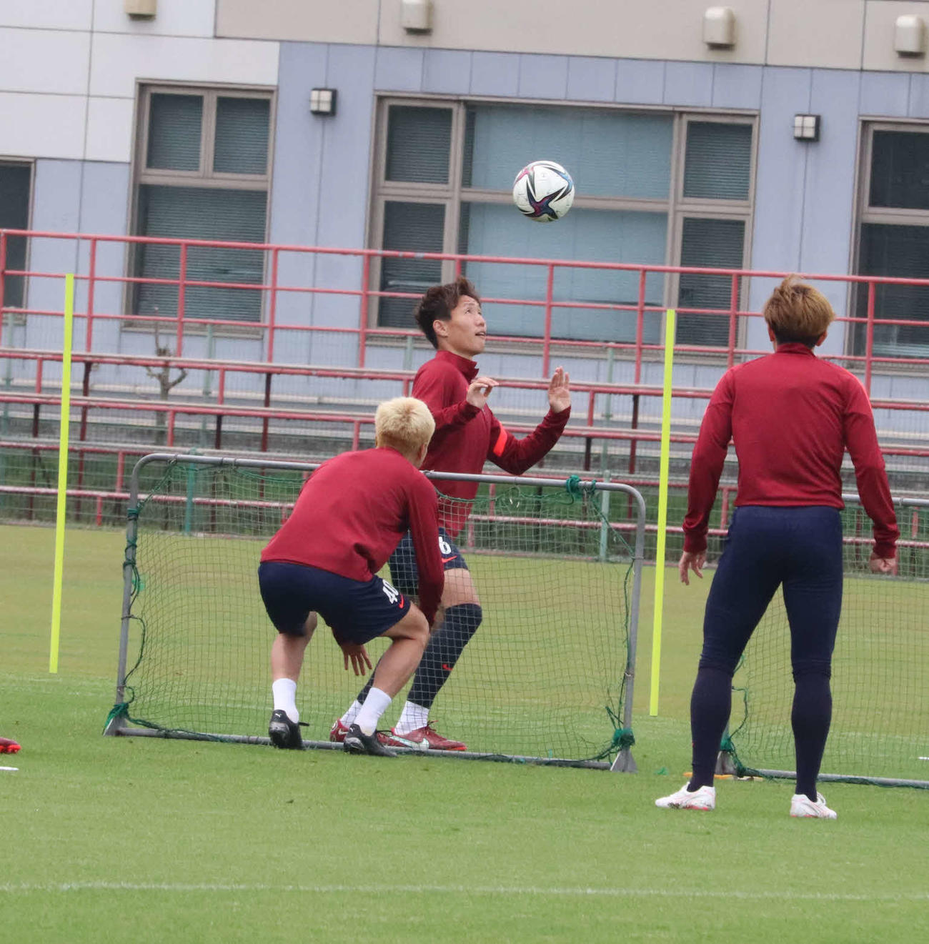 サッカーバレーで軽めの調整をする鹿島MF三竿（中央）