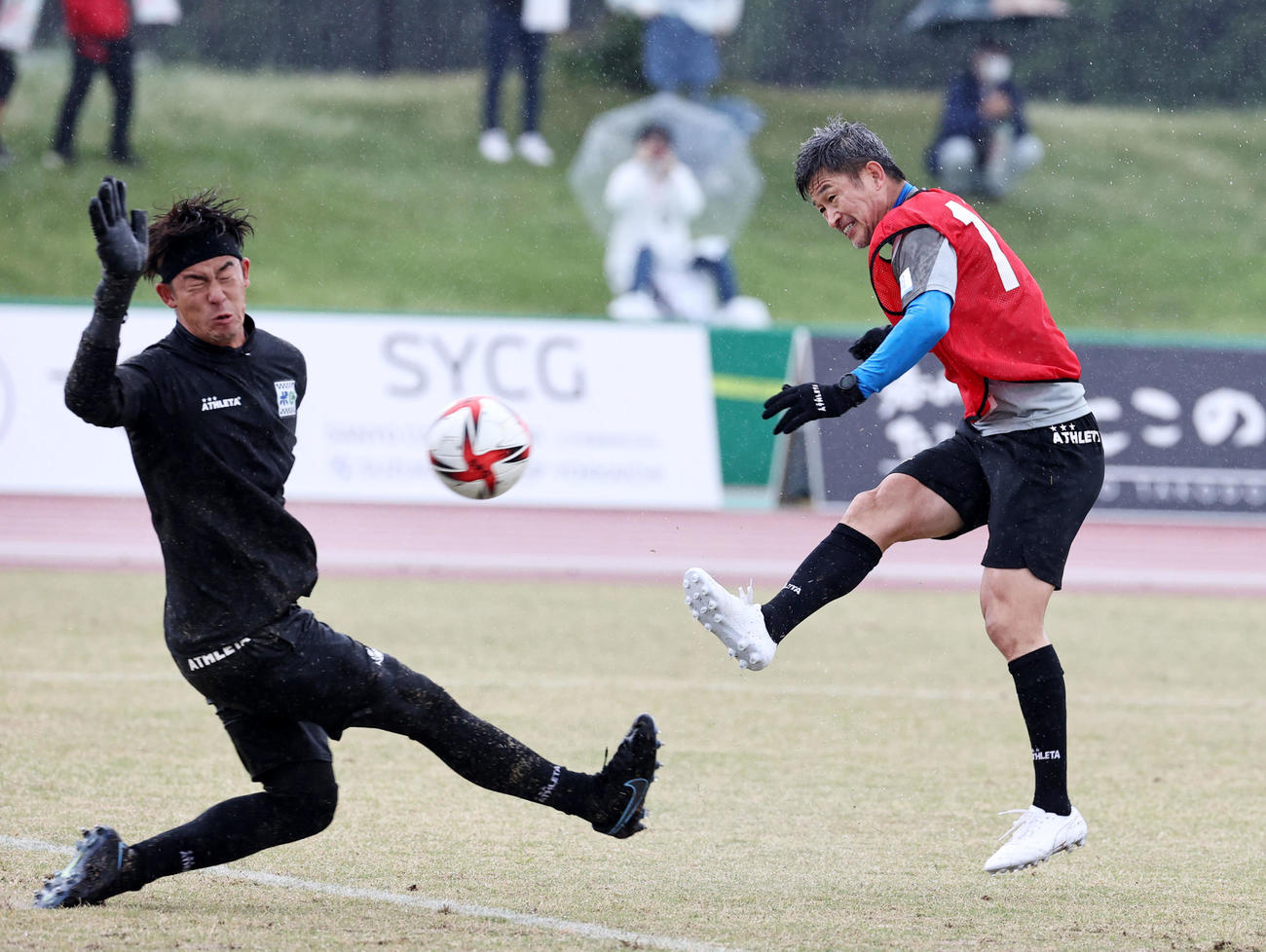 鈴鹿対枚方　試合前練習でシュートを放つ三浦（撮影・加藤哉）