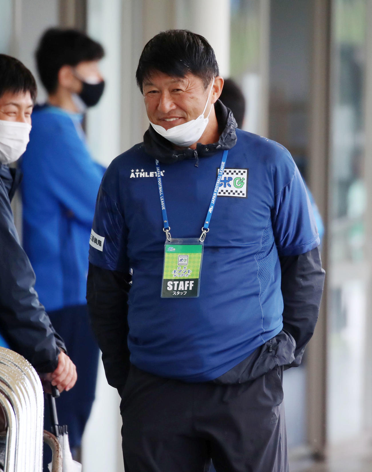 鈴鹿対枚方　笑顔を見せる武田臨時コーチ（撮影・加藤哉）