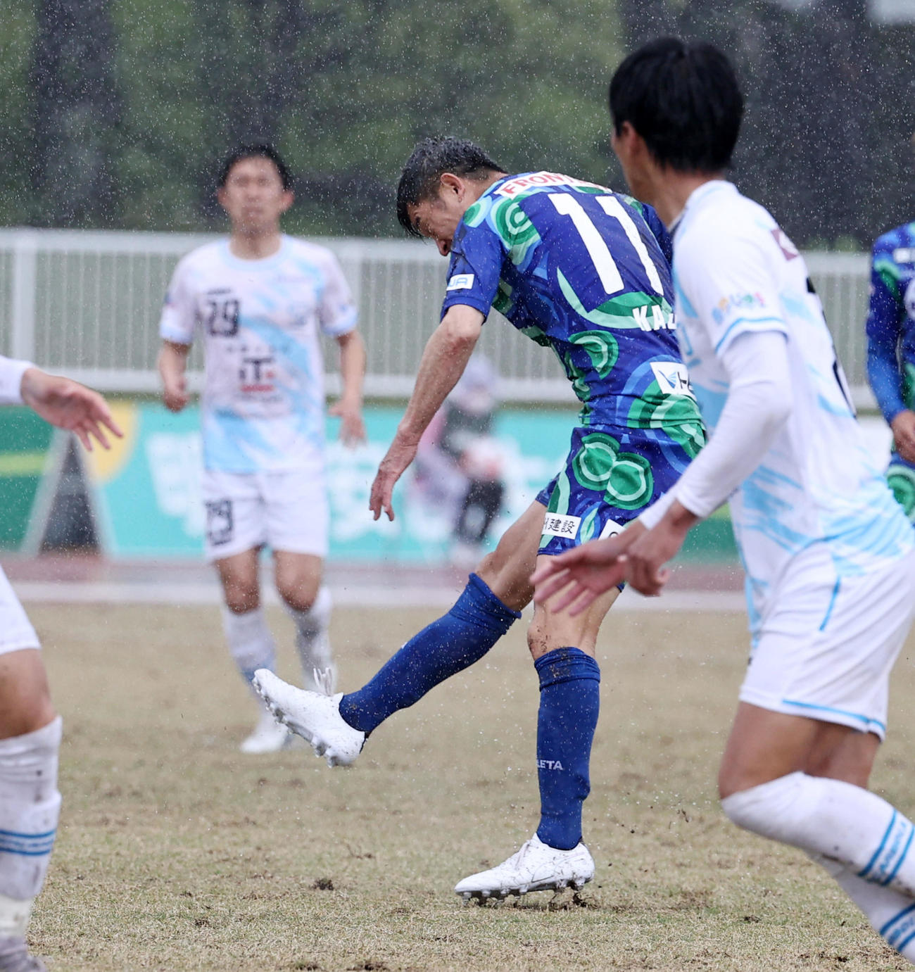 鈴鹿対枚方　後半、右足でシュートを放つ三浦だがゴール決まらず（撮影・加藤哉）
