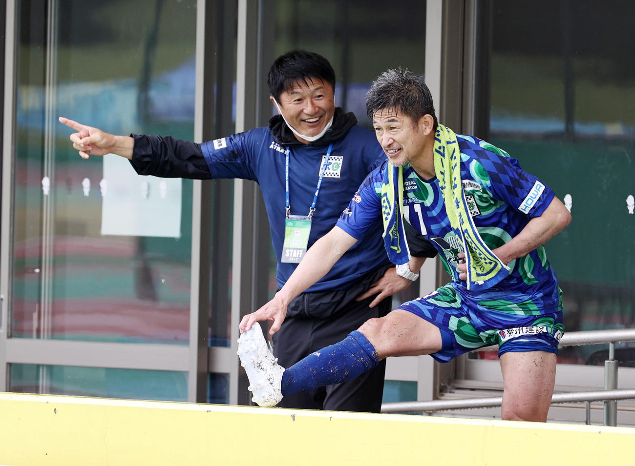 鈴鹿対枚方　後半、途中交代した三浦（右）と談笑する武田特別コーチ（撮影・加藤哉）