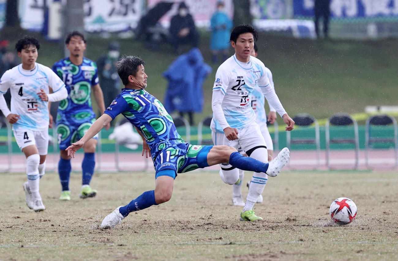 鈴鹿対枚方　前半、ボールに足を出す鈴鹿カズ（撮影・加藤哉）