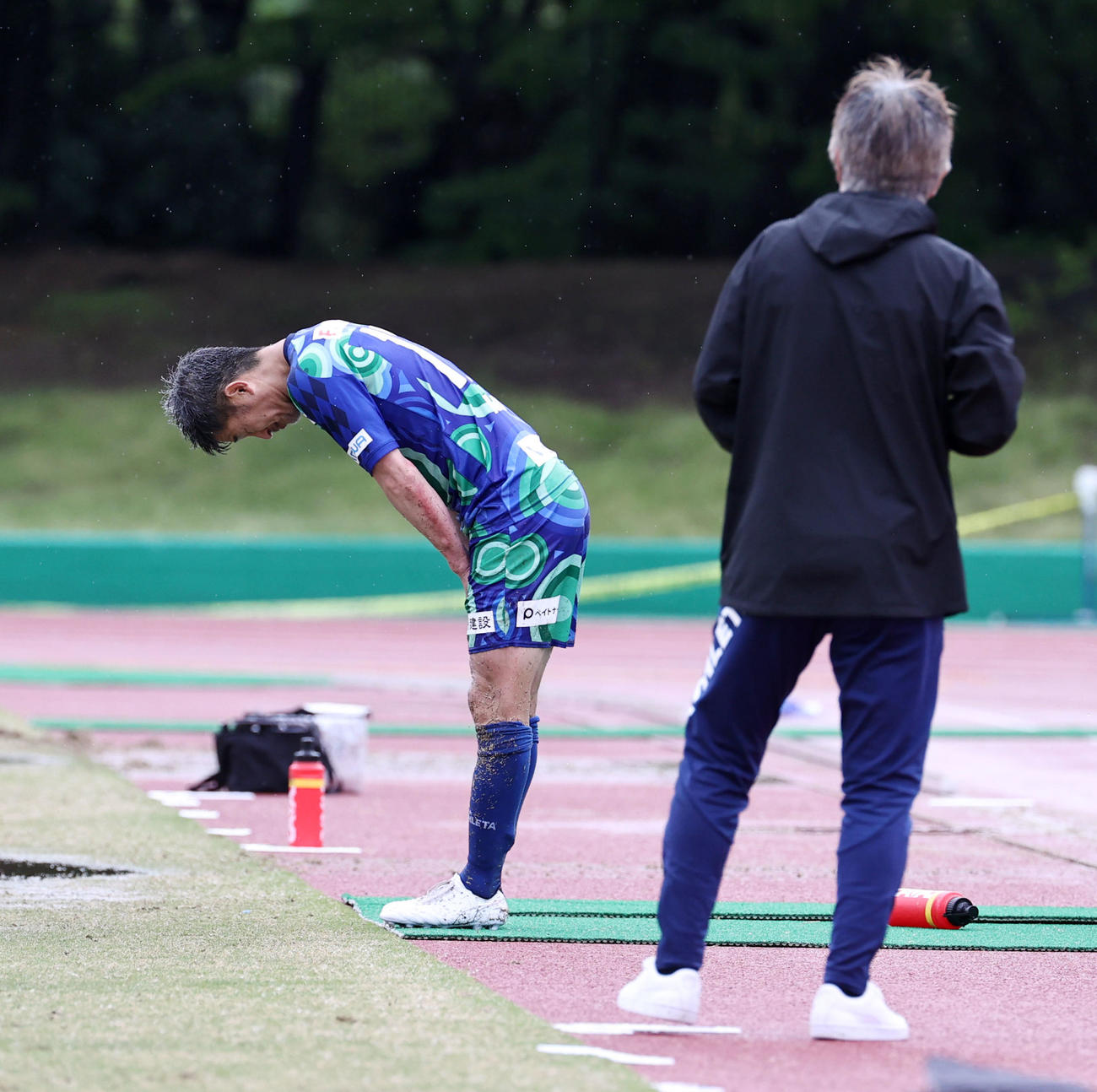 鈴鹿対枚方　後半、途中交代でピッチに一礼する三浦（撮影・加藤哉）