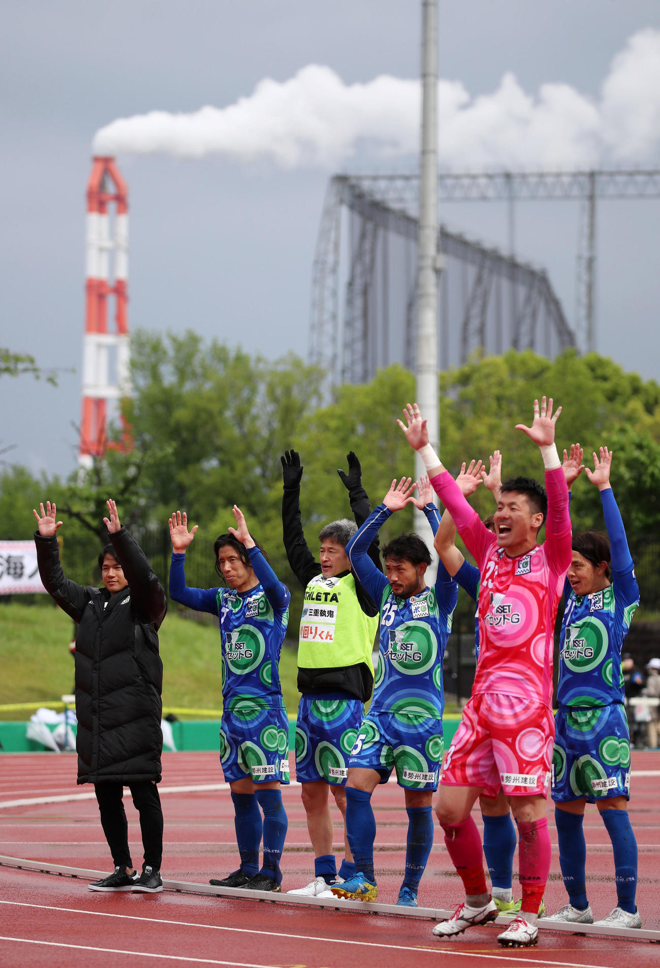 鈴鹿対枚方　枚方に勝利しサポーターへあいさつする三浦と鈴鹿イレブンたち（撮影・加藤哉）
