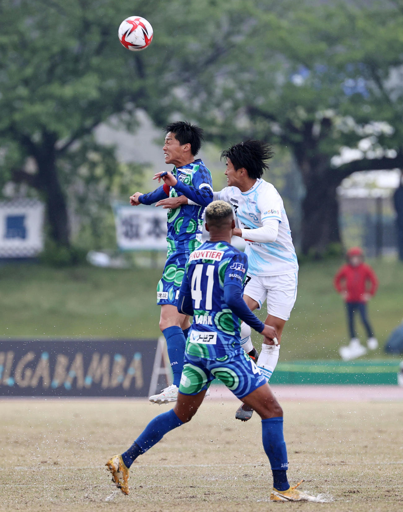 鈴鹿対枚方　前半、空中戦を見せる鈴鹿の橋本（撮影・加藤哉）