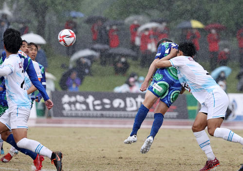 Jfl鈴鹿 カズ トップ下で逆転勝利に貢献 自分にはいい条件 雨の中でも高い技を披露 サッカー写真ニュース 日刊スポーツ Jfl鈴鹿 カズ トップ下で逆転勝利に貢献 自分にはいい条件 雨の中でも高い技を披露 サッカー写真ニュース 日刊スポーツ