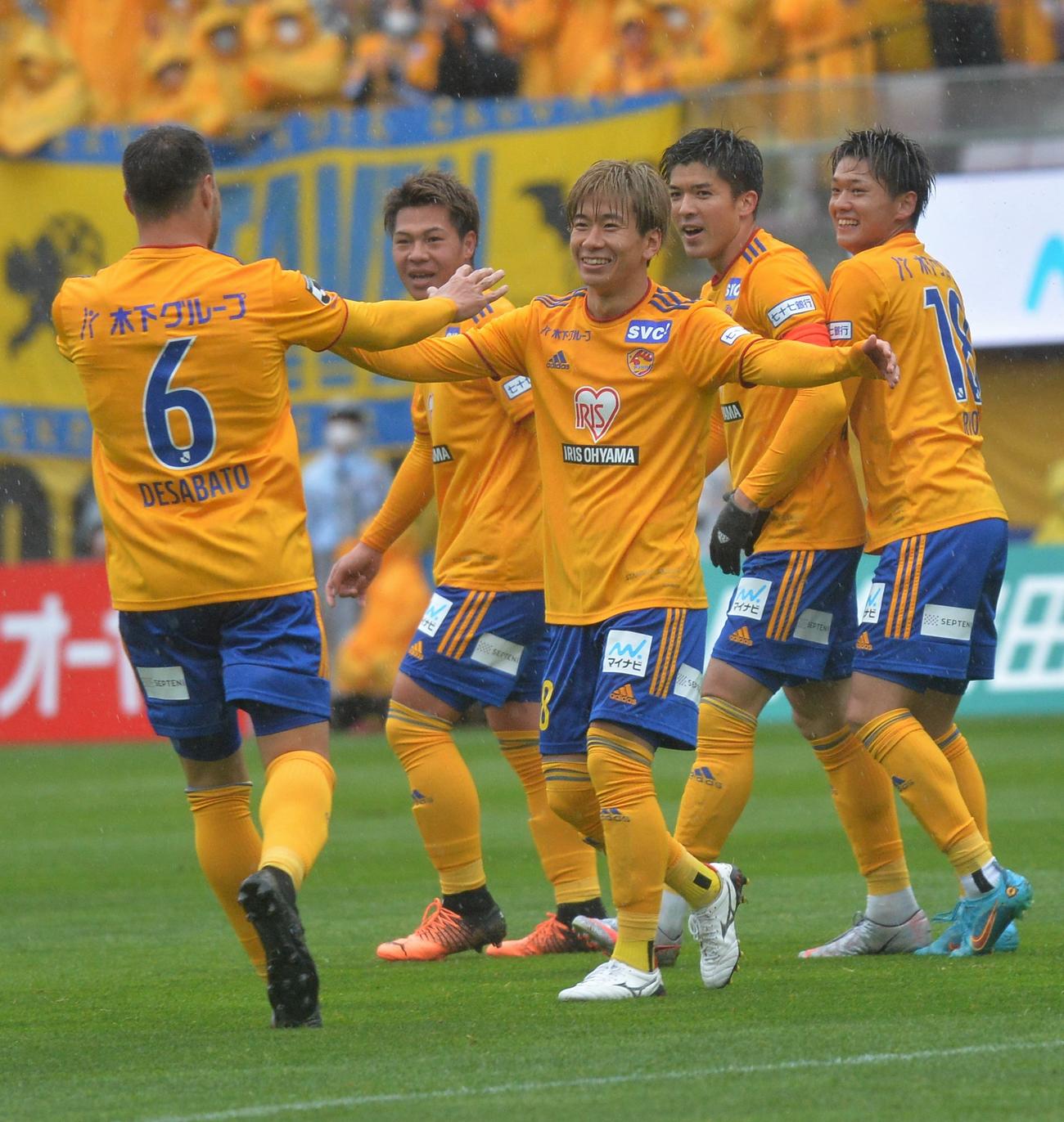 前半10分、先制点を挙げて笑顔を見せる仙台イレブン。左からデサバト、中島、名倉、富樫、気田（撮影・佐藤究）