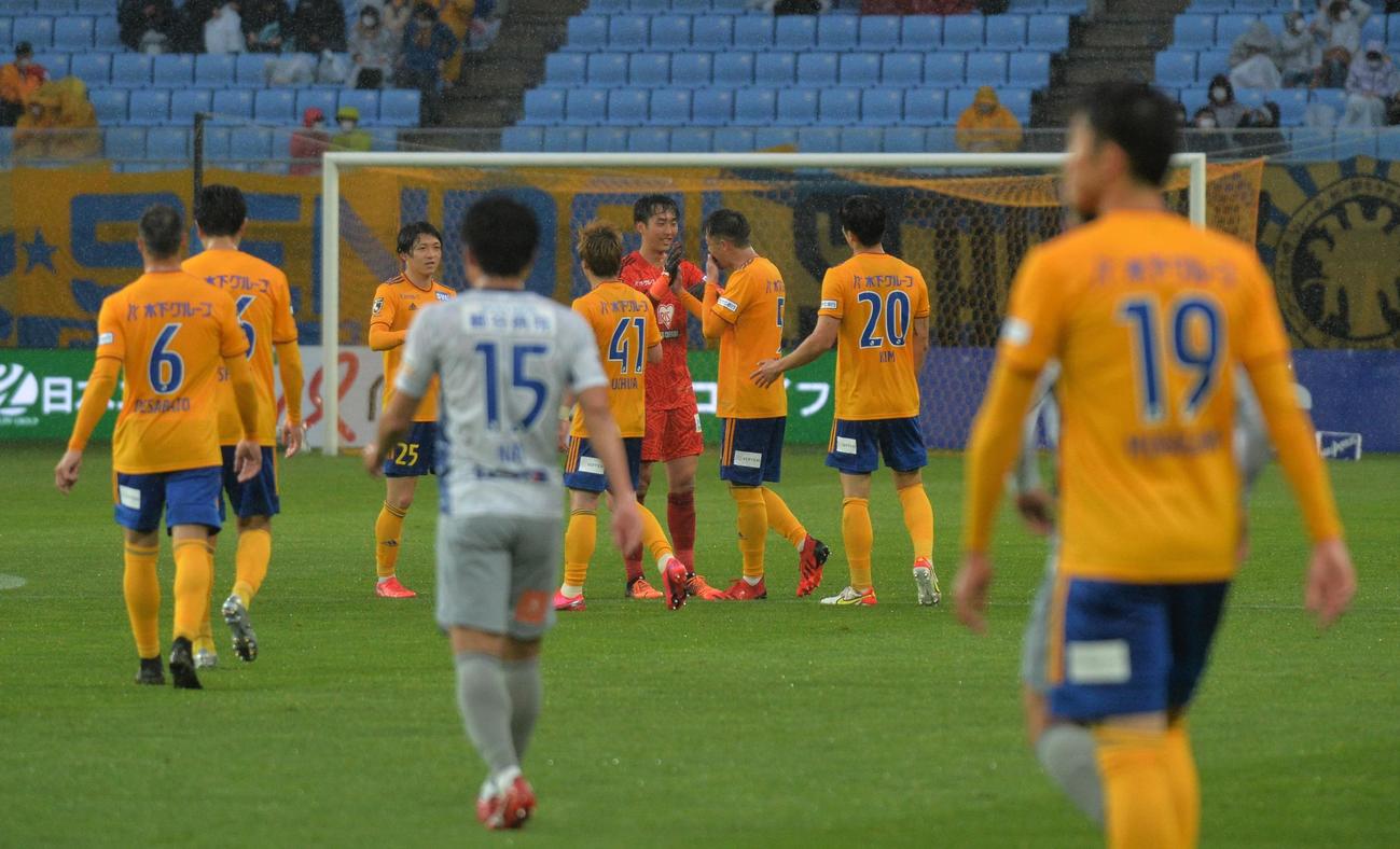 試合に勝利し、笑顔を見せる仙台イレブン（撮影・佐藤究）