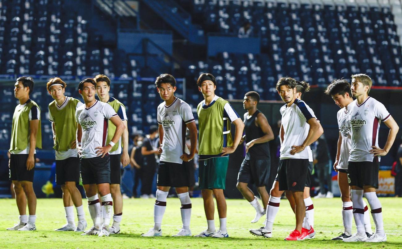 傑志と引き分け、サポーターにあいさつする神戸イレブン（共同）