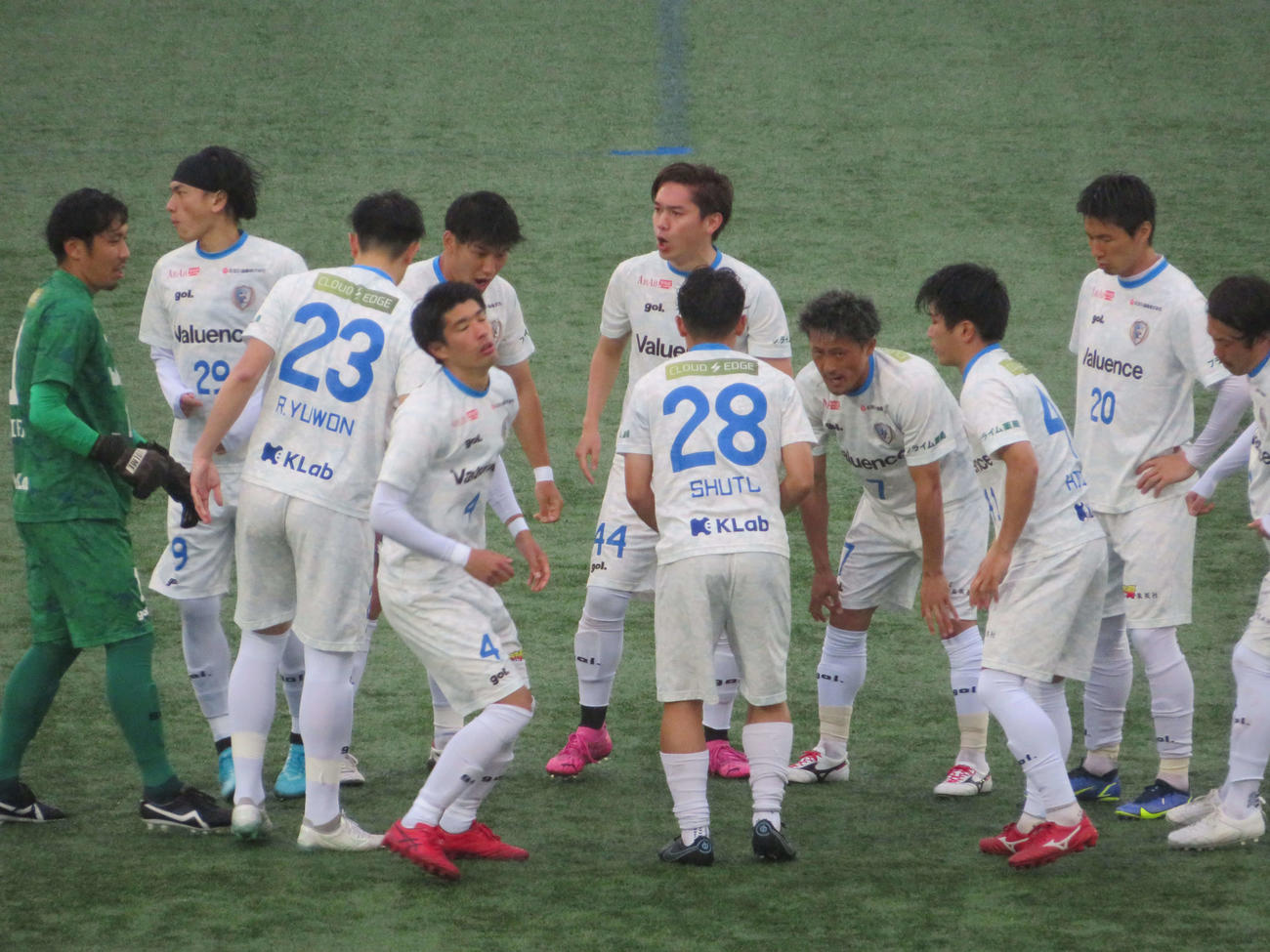 栃木シティ戦で円陣を組み、気合を入れる南葛SCメンバー