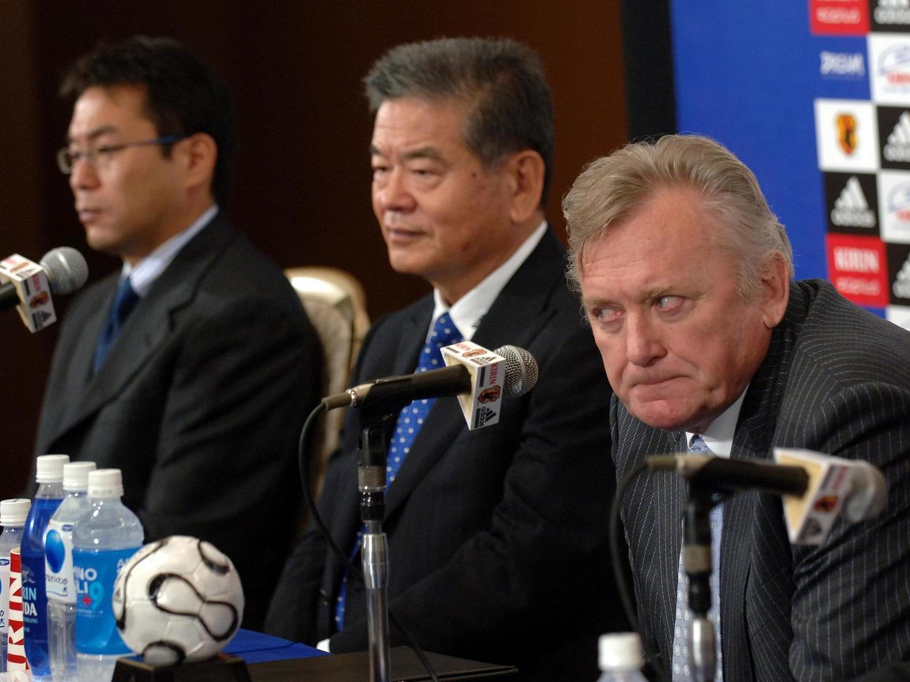 日本代表監督就任会見　就任会見中、鋭い視線を見せるイビチャ・オシム新監督（右）。中央は川淵三郎キャプテン、左は反町康治五輪新監督（06年7月21日撮影）