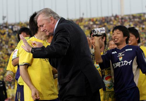 ナビスコ杯決勝 千葉対G大阪 選手に胴上げをうながされるも、笑顔で拒否するイビチャ・オシム監督(05年11月5日撮影)