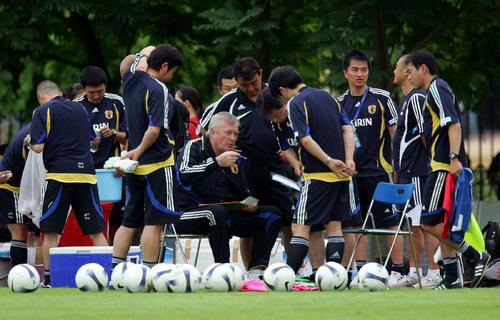 日本代表練習 練習前、スタッフミーティングを行うイビチャ・オシム監督=ハノイ(07年7月19日撮影)
