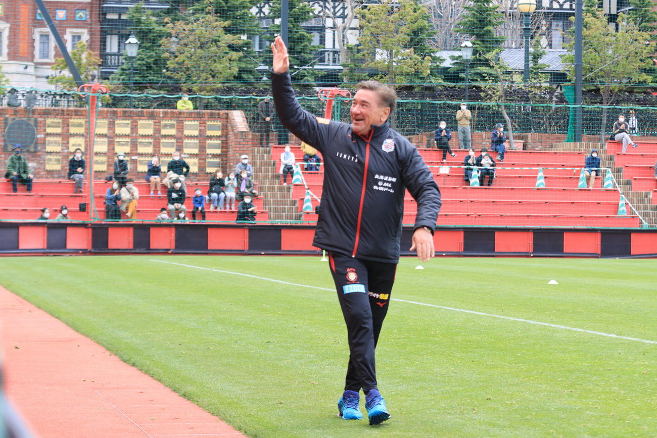 練習見学するサポーターに手を振る札幌ペトロビッチ監督（撮影・保坂果那）