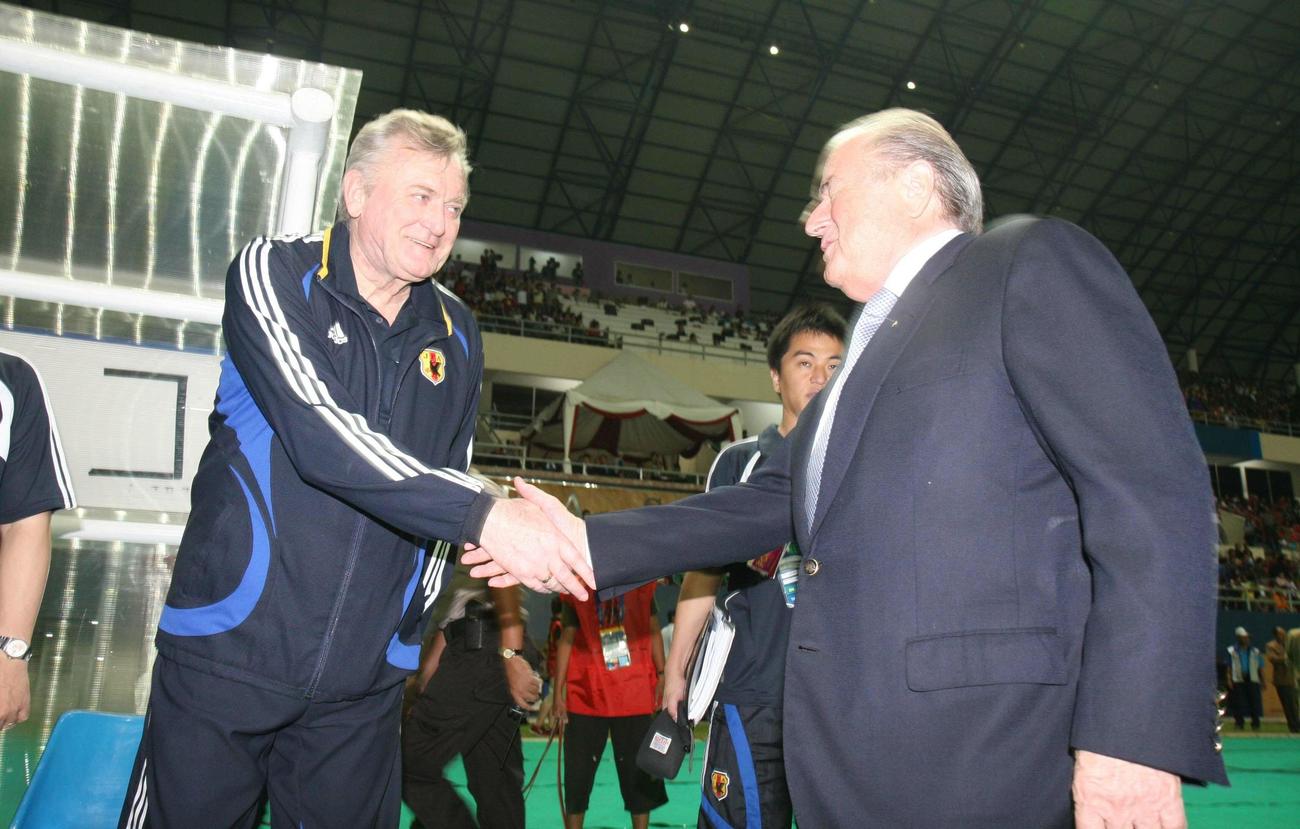 07年7月、FIFA会長のブラッター氏（右）と握手をかわす日本代表監督のオシム氏