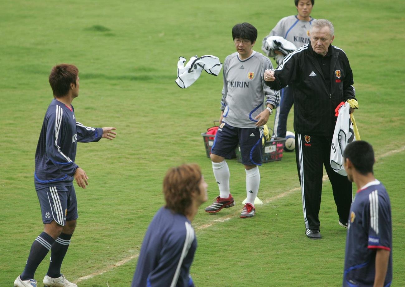 06年、日本代表練習で何種類もの色のビブスを用意したオシム監督