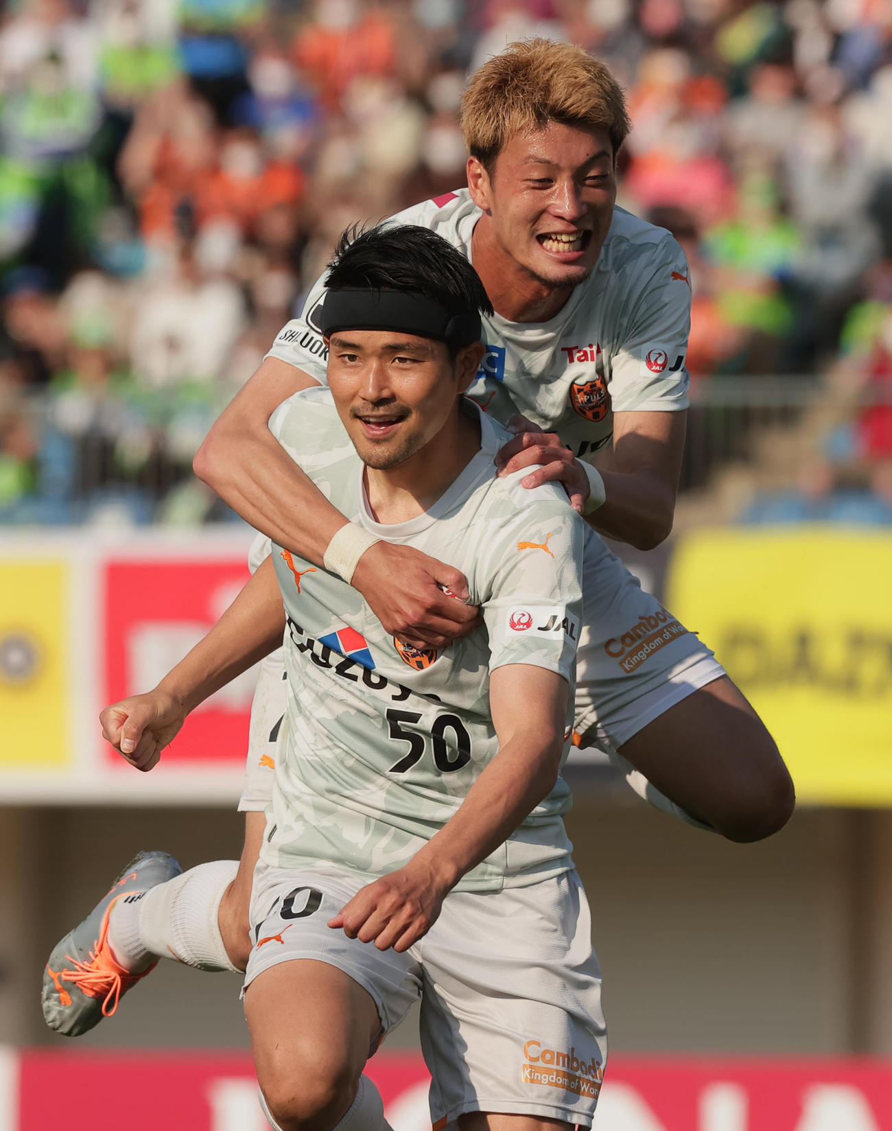 湘南対清水　後半、ゴールを決め喜ぶ清水鈴木義。後方は立田（撮影・野上伸悟）