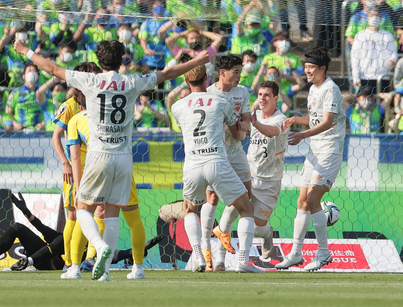湘南対清水　前半、ゴールを決めた鈴木唯（中央）は仲間に祝福される（撮影・野上伸悟）
