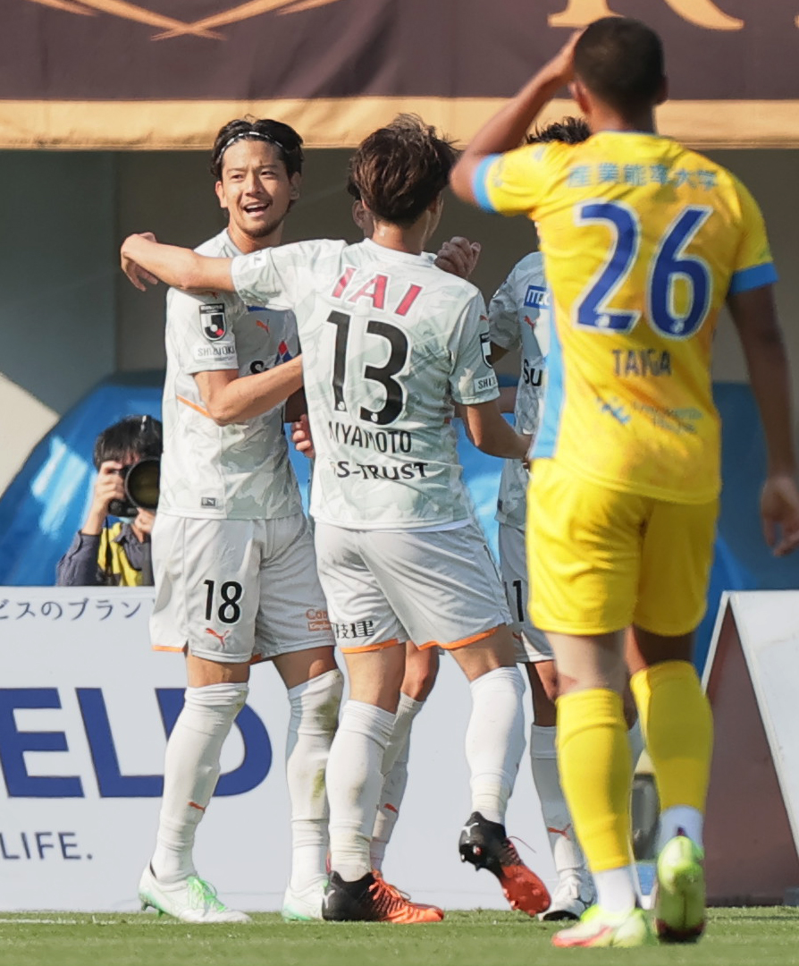 湘南対清水　前半、ゴールを決め喜ぶ清水白崎（撮影・野上伸悟）