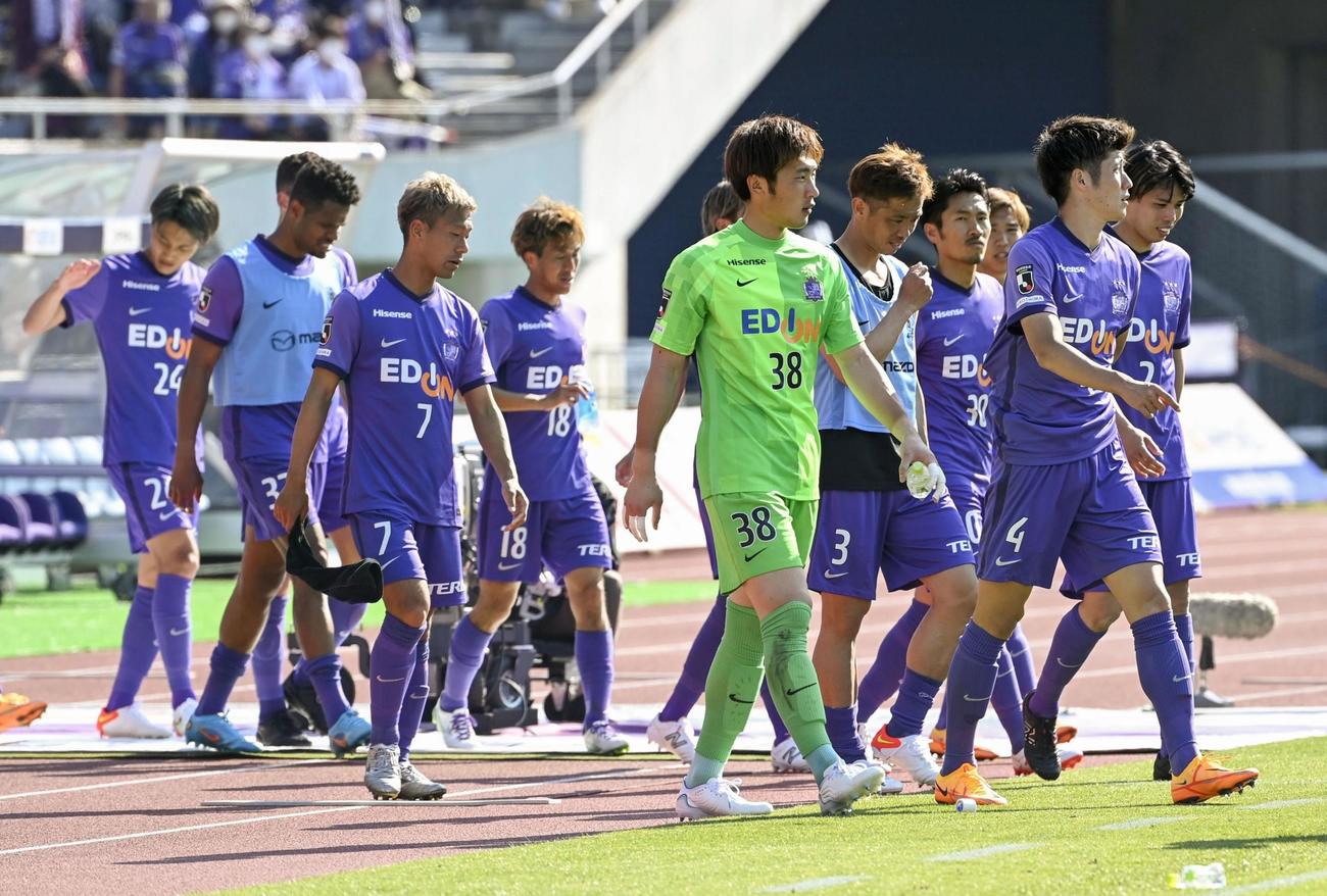 柏に敗れ、肩を落とす広島イレブン（共同）