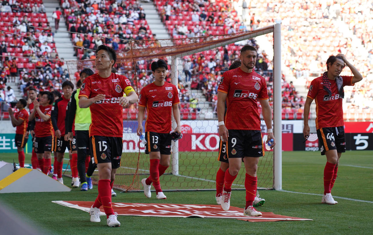 名古屋対京都　試合終了、サポーターにあいさつをする名古屋イレブン（撮影・森本幸一）