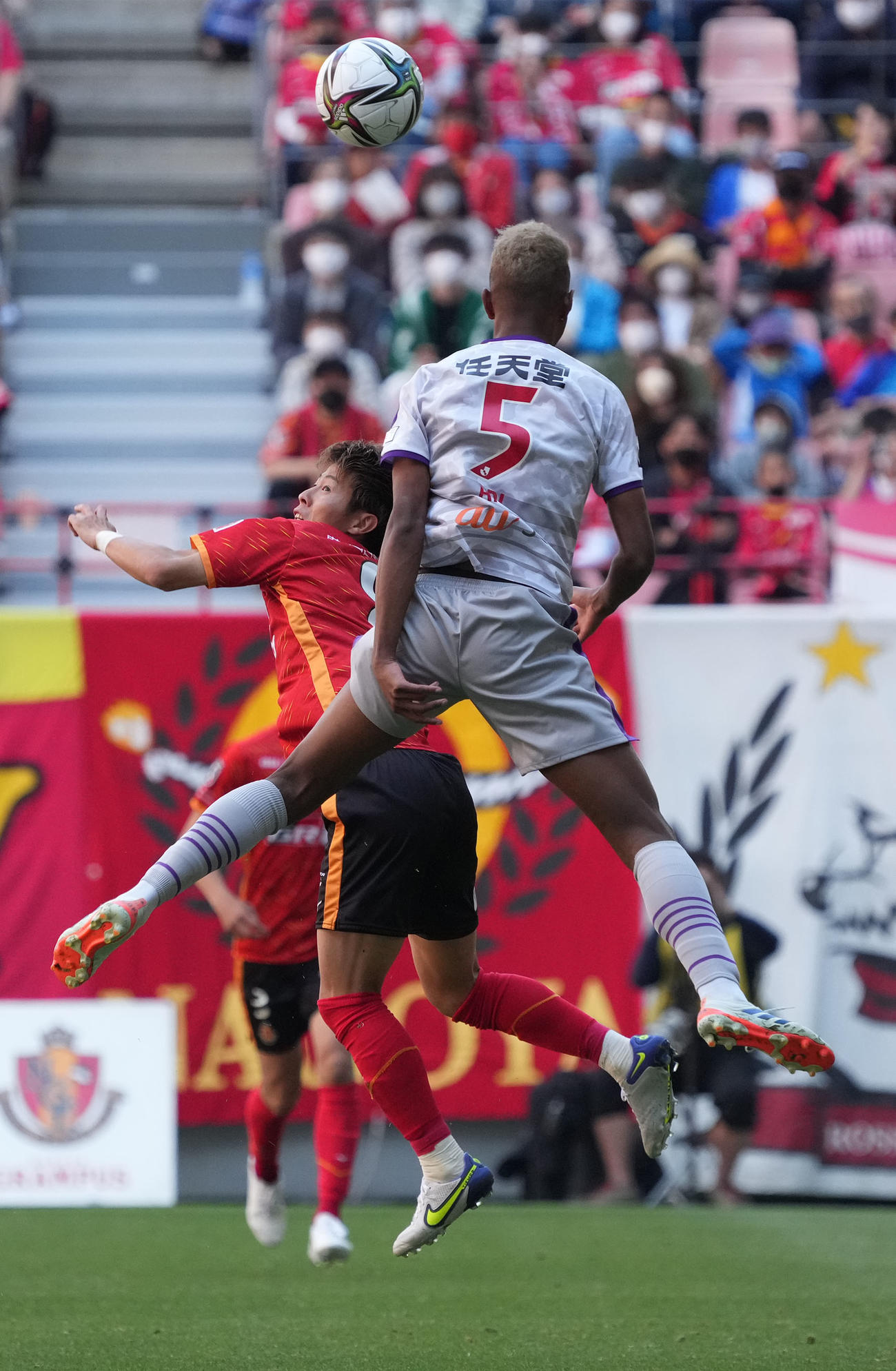 名古屋対京都　後半、京都アピアタウィア（右）と競り合う名古屋柿谷（撮影・森本幸一）