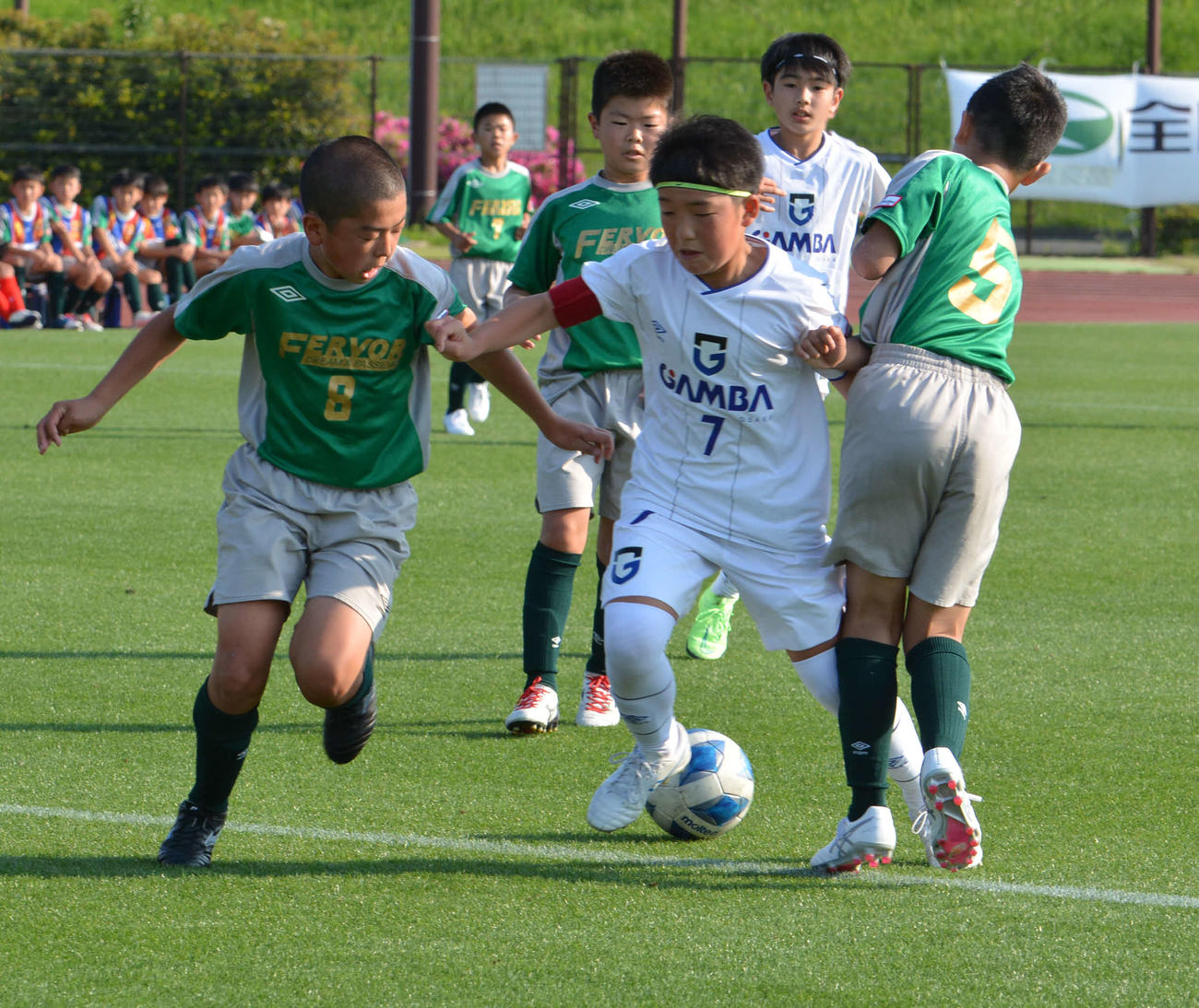 ゴール前で競り合うガンバ大阪ジュニアの藤井主将