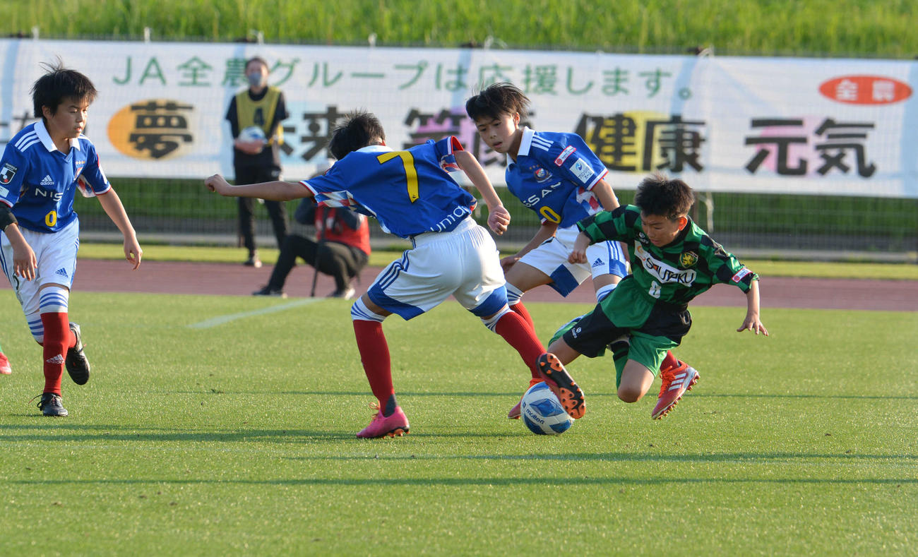 熱戦を繰り広げる横浜F・マリノスプライマリーとオオタFC