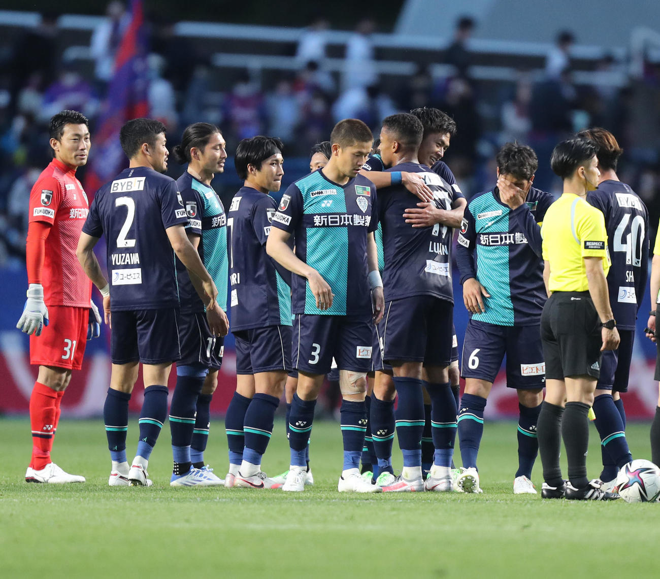 福岡対東京　東京に勝利し、喜び合う福岡イレブン（撮影・屋方直哉）