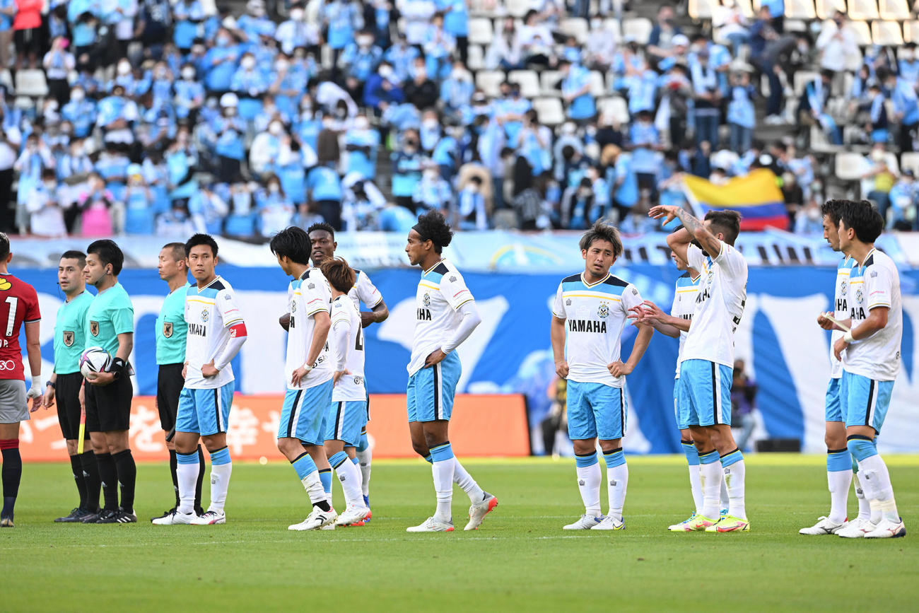 鹿島対磐田　試合に敗れ肩を落とす磐田イレブン（撮影・滝沢徹郎）