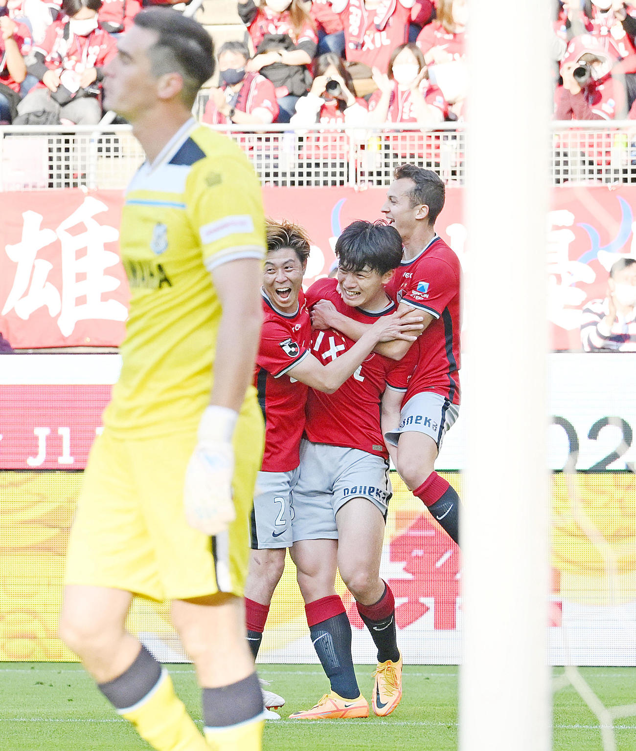 鹿島対磐田　後半、この日2本目のゴールを決め祝福される鹿島上田（中央）（撮影・滝沢徹郎）