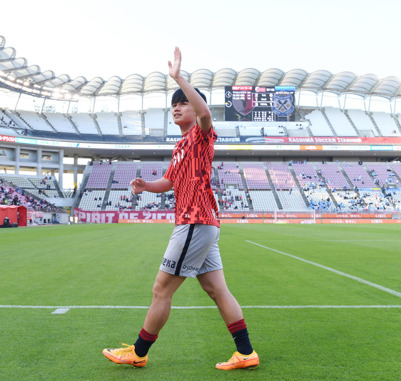 鹿島対磐田　試合後、サポーターに手を振る鹿島上田（撮影・滝沢徹郎）