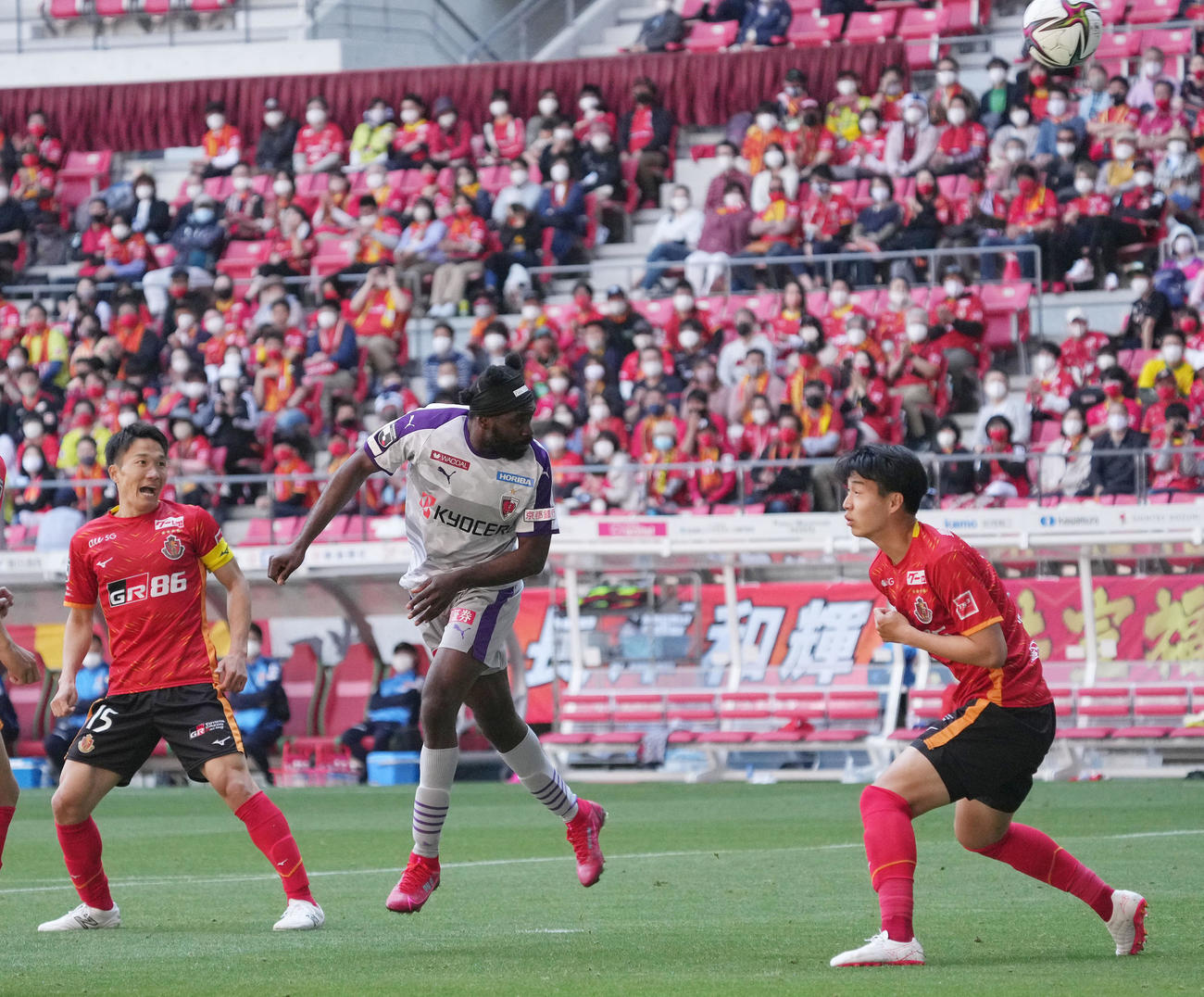名古屋対京都　前半、同点ゴールを決める京都ピーターウタカ（中央）（撮影・森本幸一）