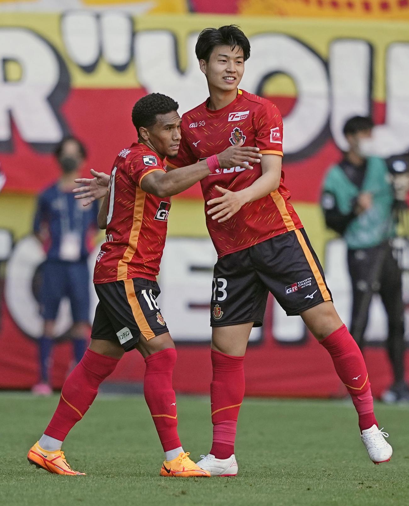 名古屋―京都　前半、先制ゴールを決め、藤井（右）と喜ぶ名古屋マテウス（共同）