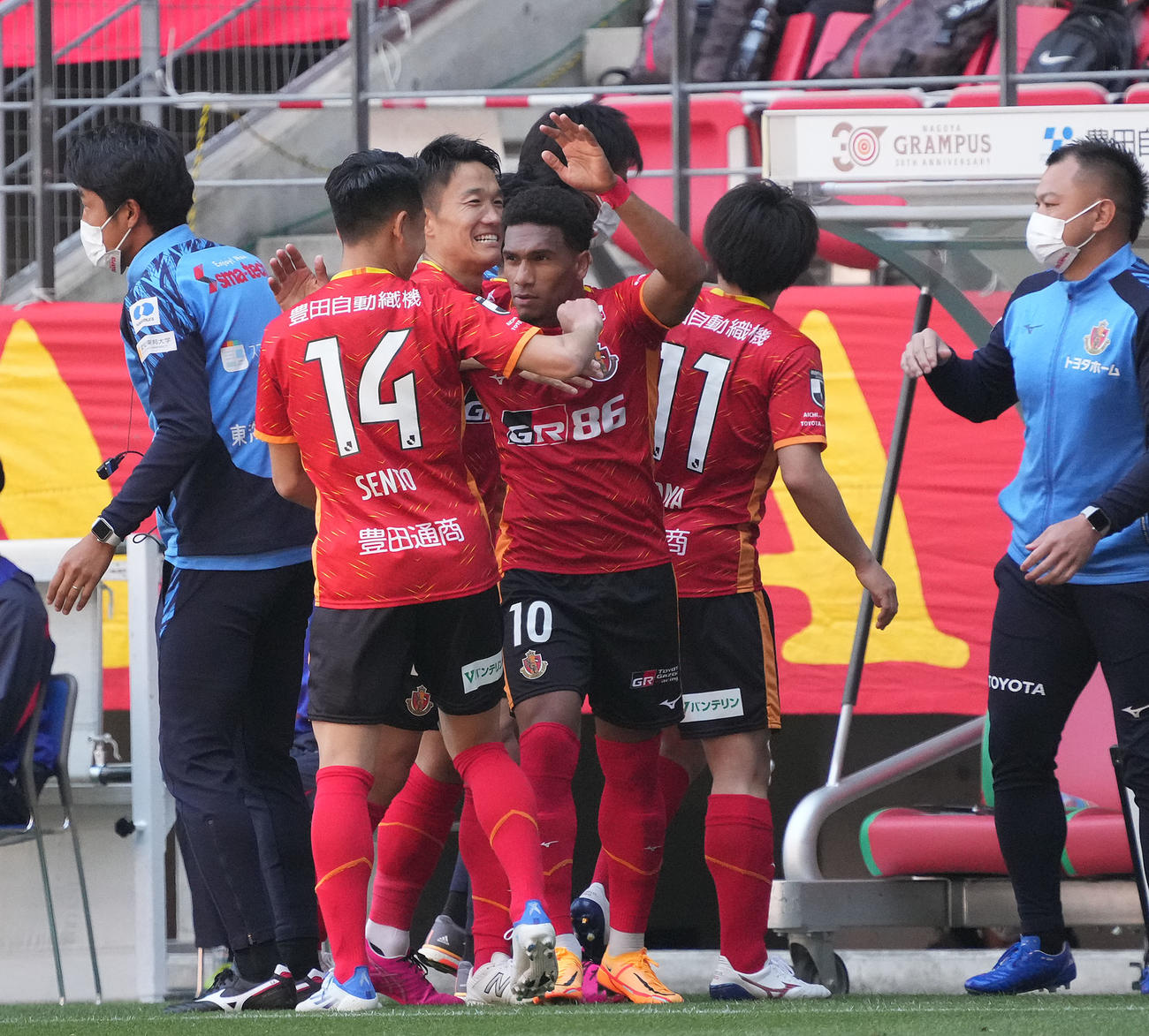 名古屋対京都　前半、先制ゴールを決め喜ぶ名古屋マテウスカストロ（中央）（撮影・森本幸一）