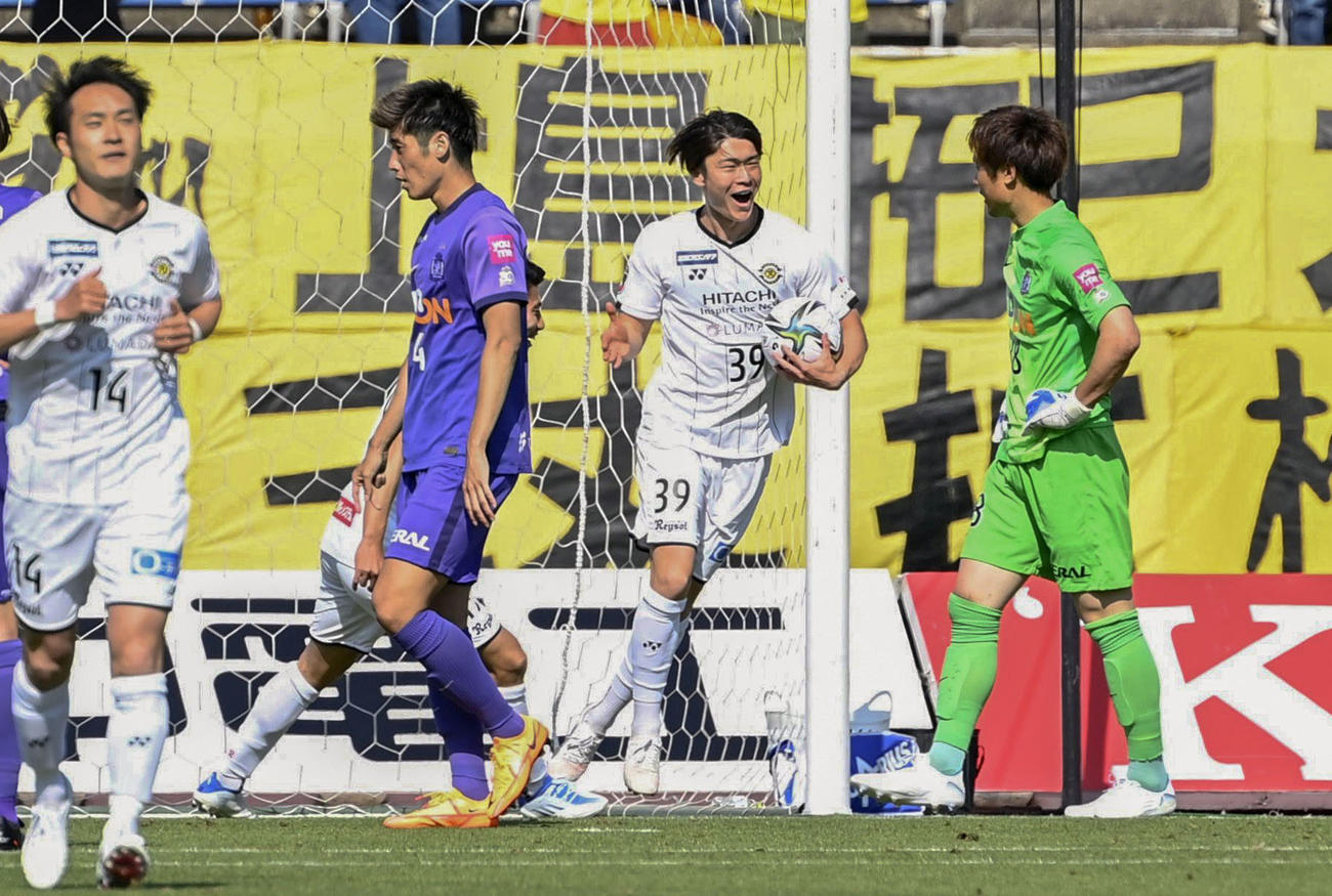 広島対柏　後半、同点ゴールを決め、駆け出す柏森（右から2人目）（共同）
