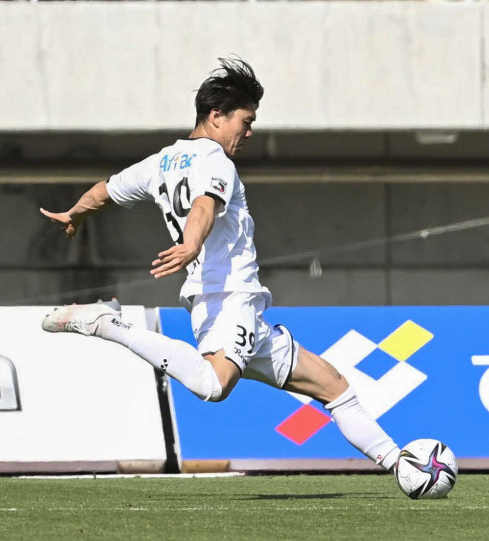 広島対柏　後半、決勝ゴールを決める柏森（共同）