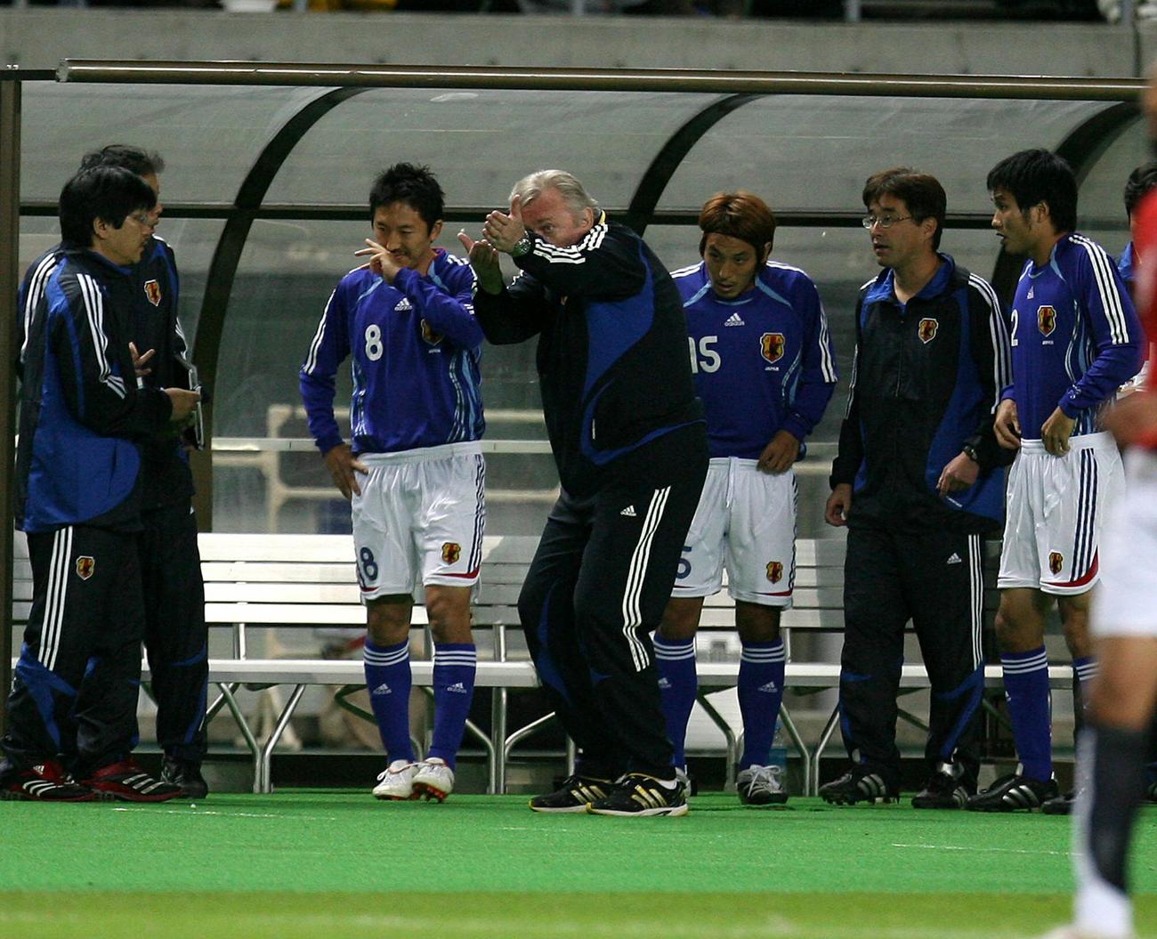 07年10月　交代出場する選手(左)から橋本英郎、藤本淳吾、今野泰幸に指示を出すイビチャ・オシム監督