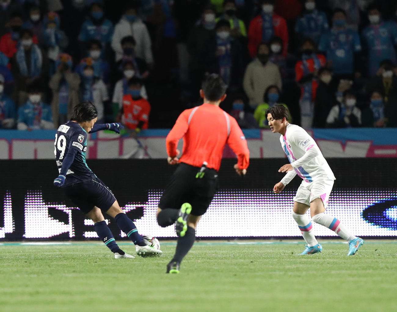 22年4月1日　福岡対鳥栖　前半、シュートを放つ福岡田中達也（左）
