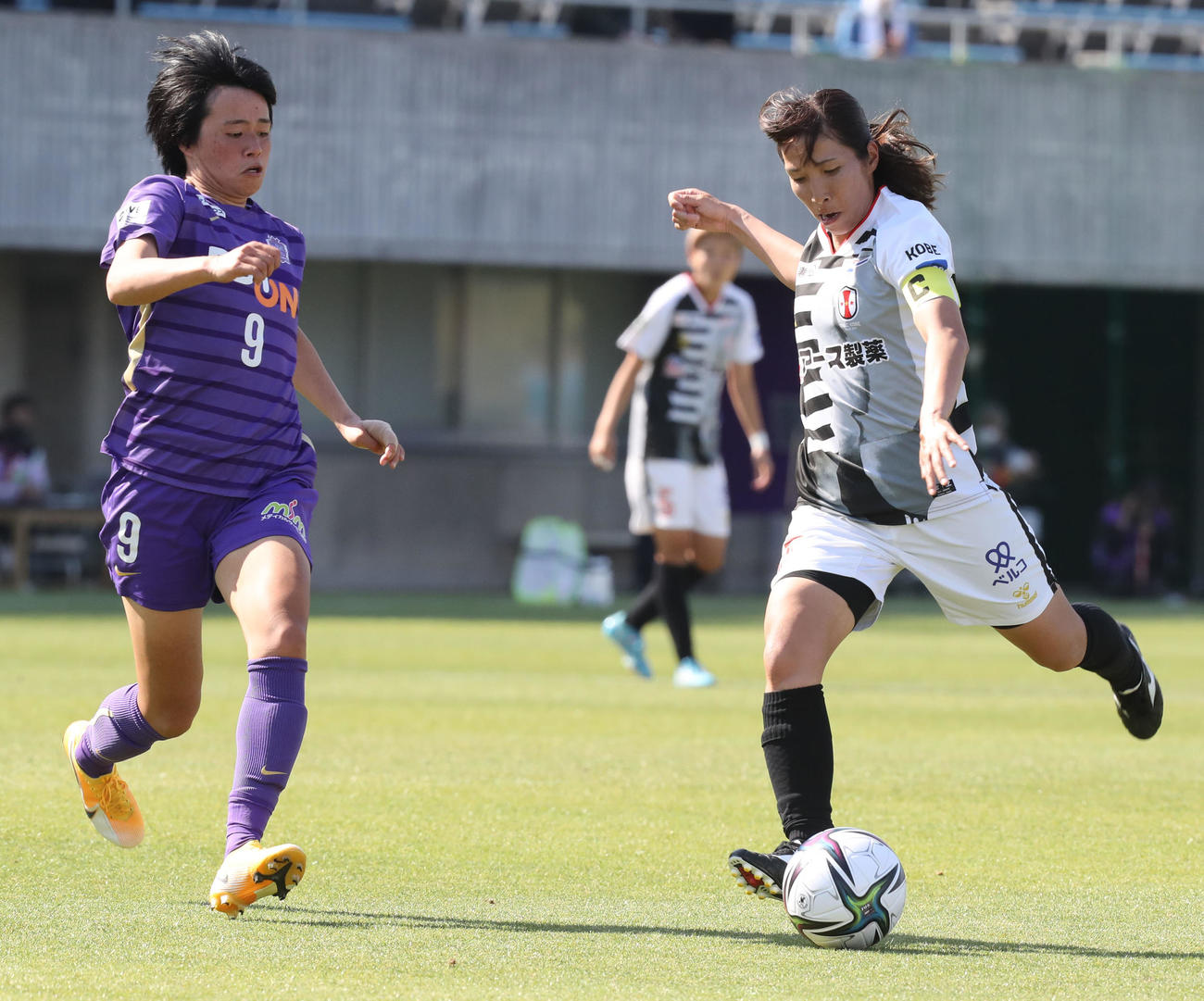 WEリーグ広島レジーナ対INAC神戸　後半、シュートを放つINAC神戸中島（撮影・屋方直哉）