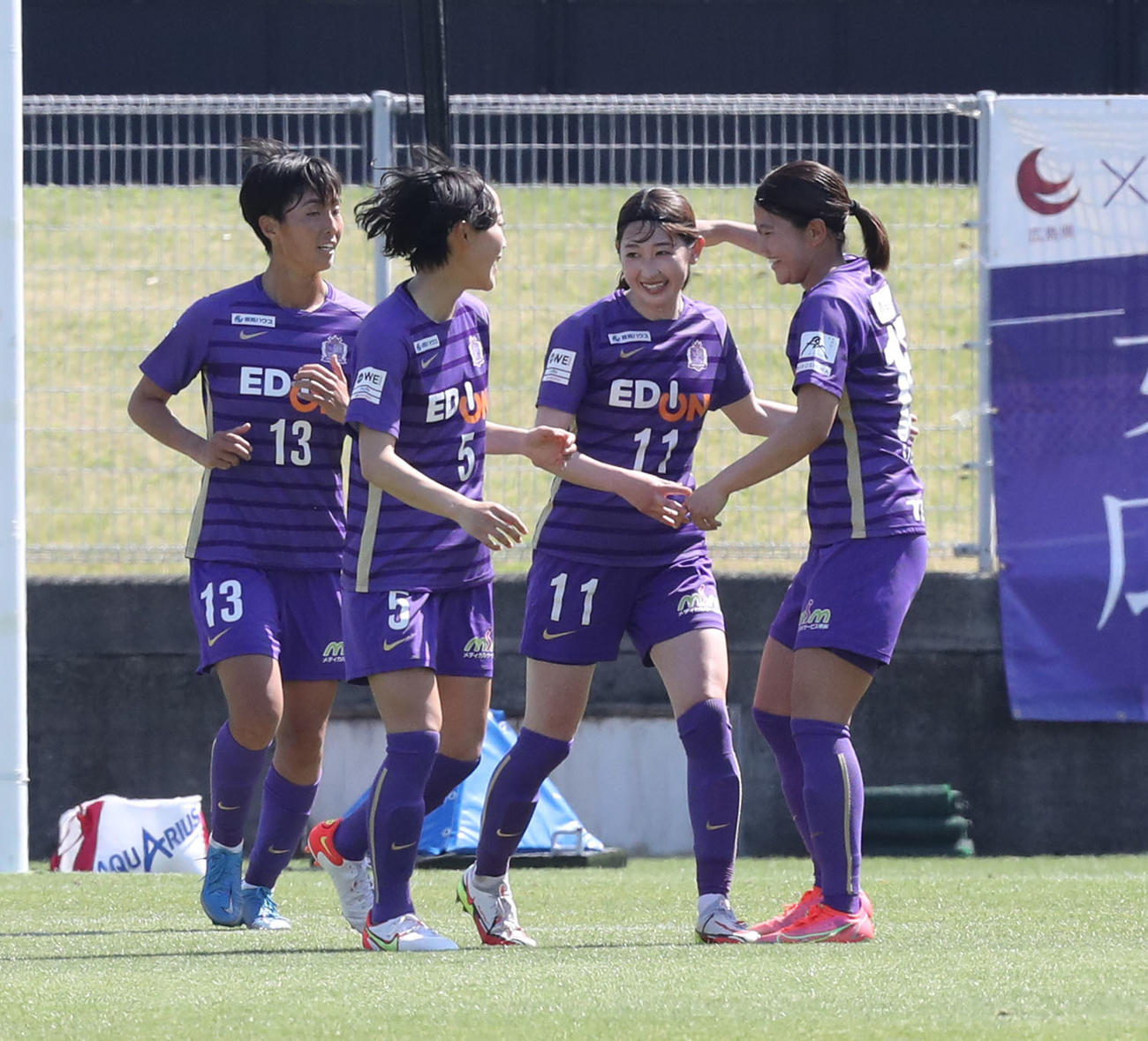 WEリーグ広島レジーナ対INAC神戸　前半、先制のゴールを決め喜ぶ広島レジーナ中嶋（左から3番目）と広島レジーナイレブン（撮影・屋方直哉）