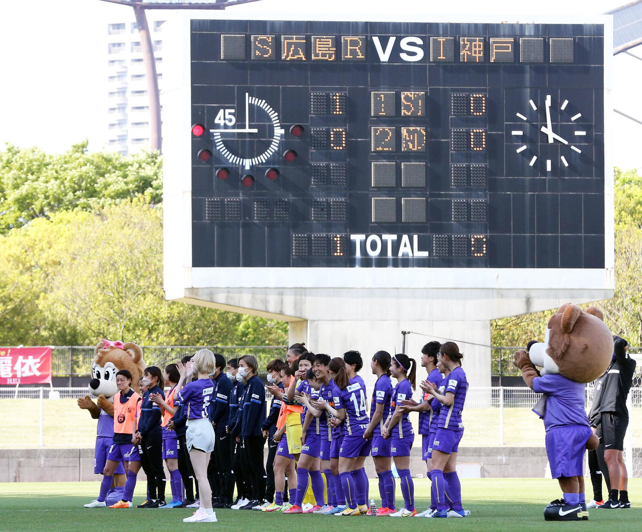 WEリーグ広島レジーナ対INAC神戸　INAC神戸に勝利し、ファンにあいさつをする広島レジーナイレブン（撮影・屋方直哉）