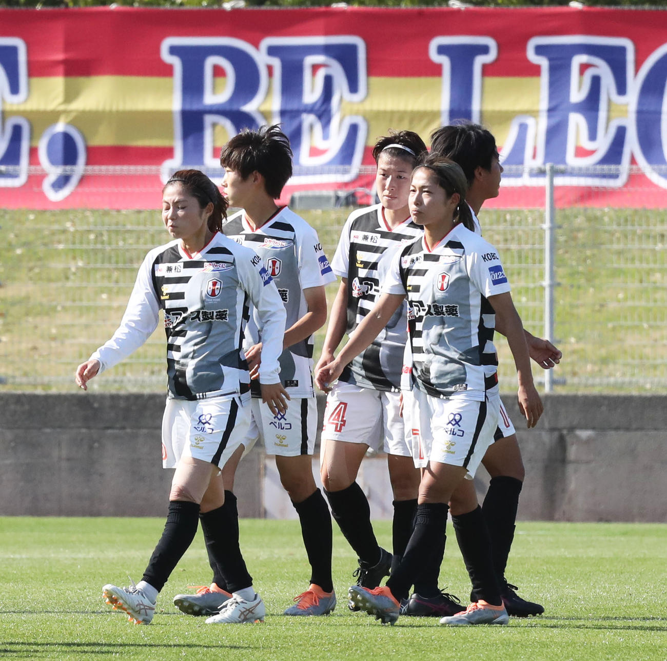 WEリーグ広島レジーナ対INAC神戸　広島レジーナに敗れ、肩を落とすINAC神戸イレブン（撮影・屋方直哉）