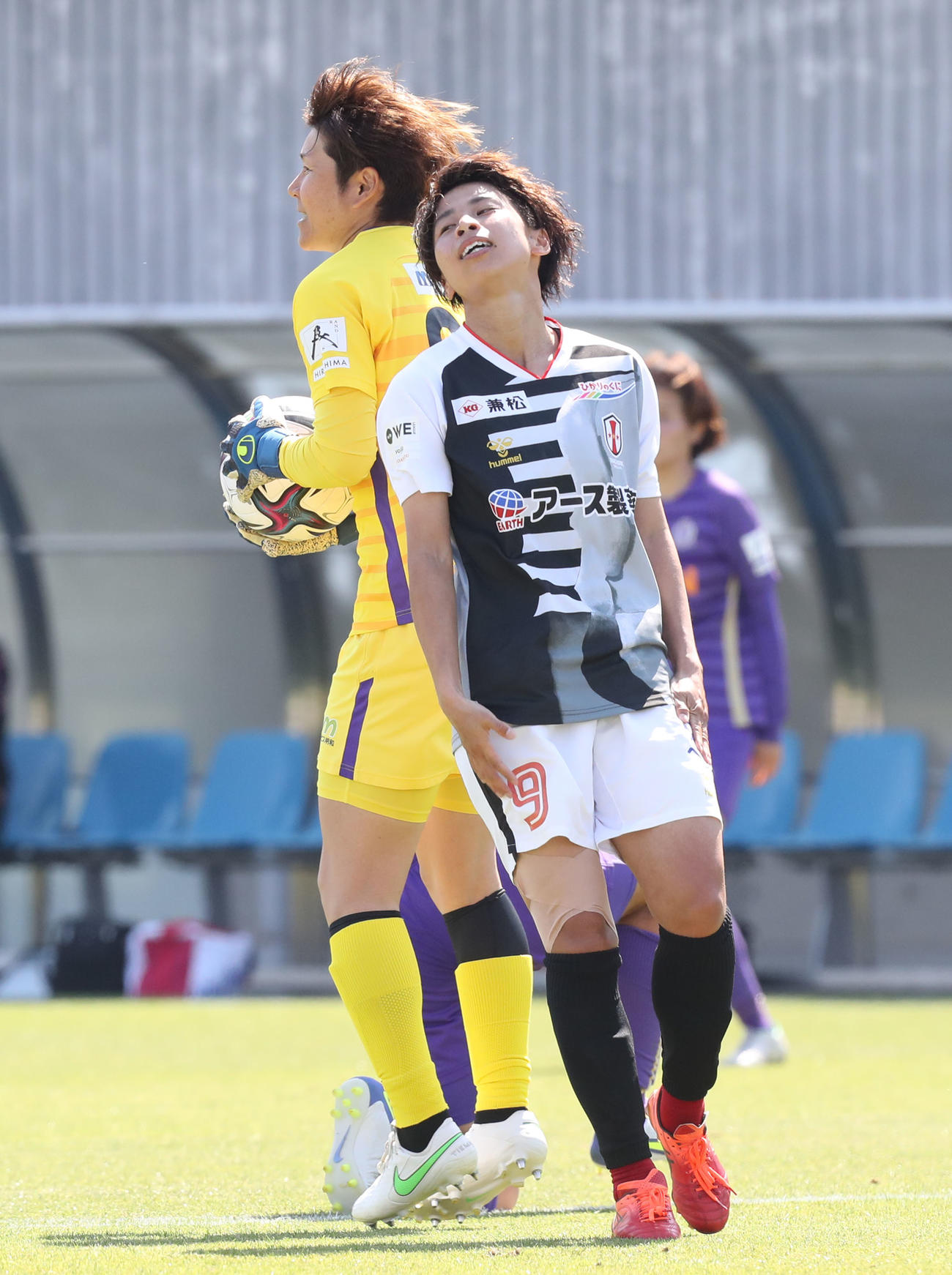 前半、裏に抜け出すもGKにキャッチされ、悔しげな表情を見せるINAC神戸田中（（撮影・屋方直哉）