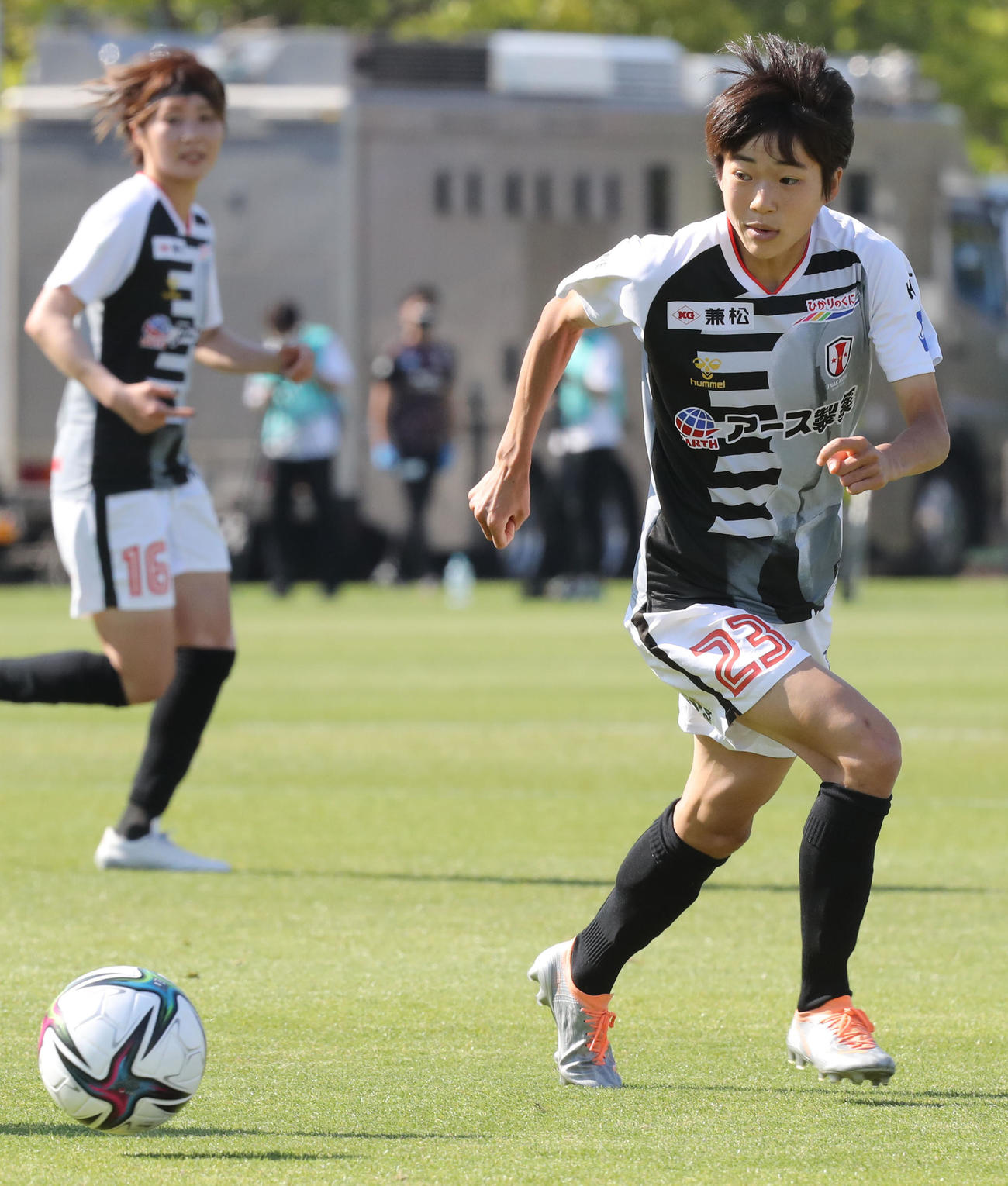 WEリーグ広島レジーナ対INAC神戸　後半、ドリブルで攻め上がるINAC神戸浜野まいか（撮影・屋方直哉）